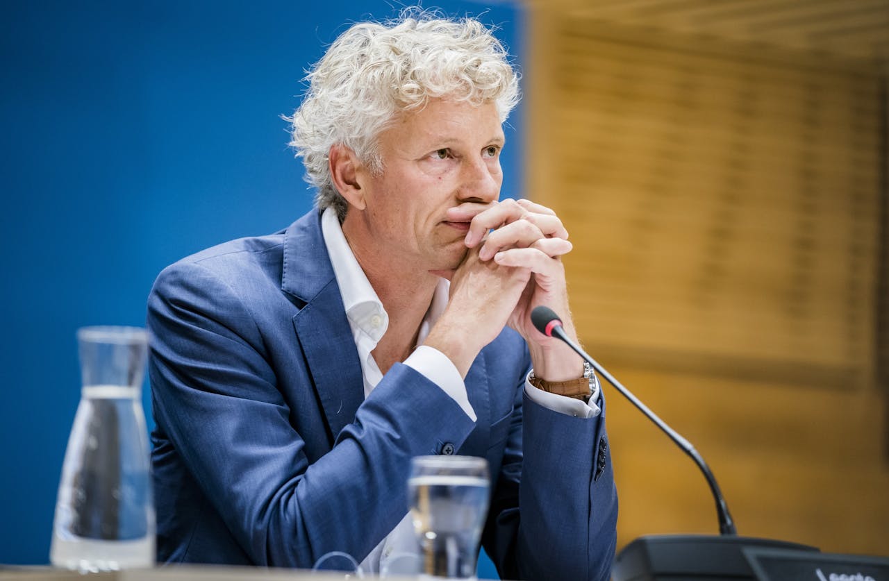 Rene Leegte in de Enquetezaal van de Tweede Kamer tijdens een openbaar verhoor van de parlementaire enquetecommissie aardgaswinning Groningen.