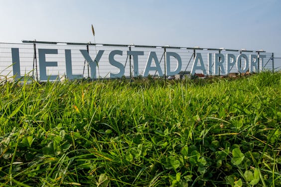 Vliegveld Lelystad Airport dat moet worden uitgebreid om het vliegverkeer op Schiphol te ontlasten.
