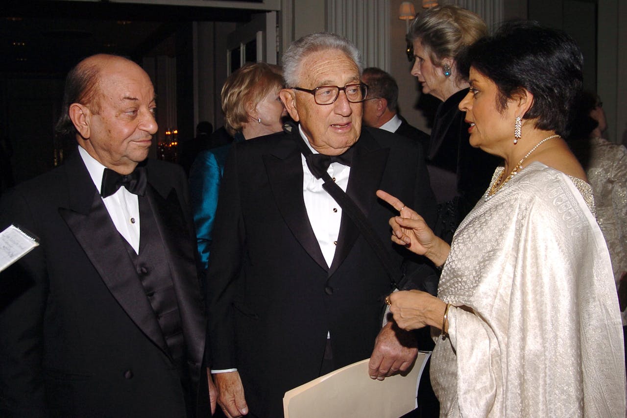 Hushang Ansary (links) in 2006 in gezelschap van de voormalige Amerikaanse minister van buitenlandse zaken Henry Kissinger, in het Waldorf-Astoria in New York.