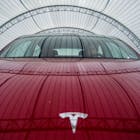 Amerikaanse toezichthouder onderzoekt klachten over op hol slaande Tesla's
