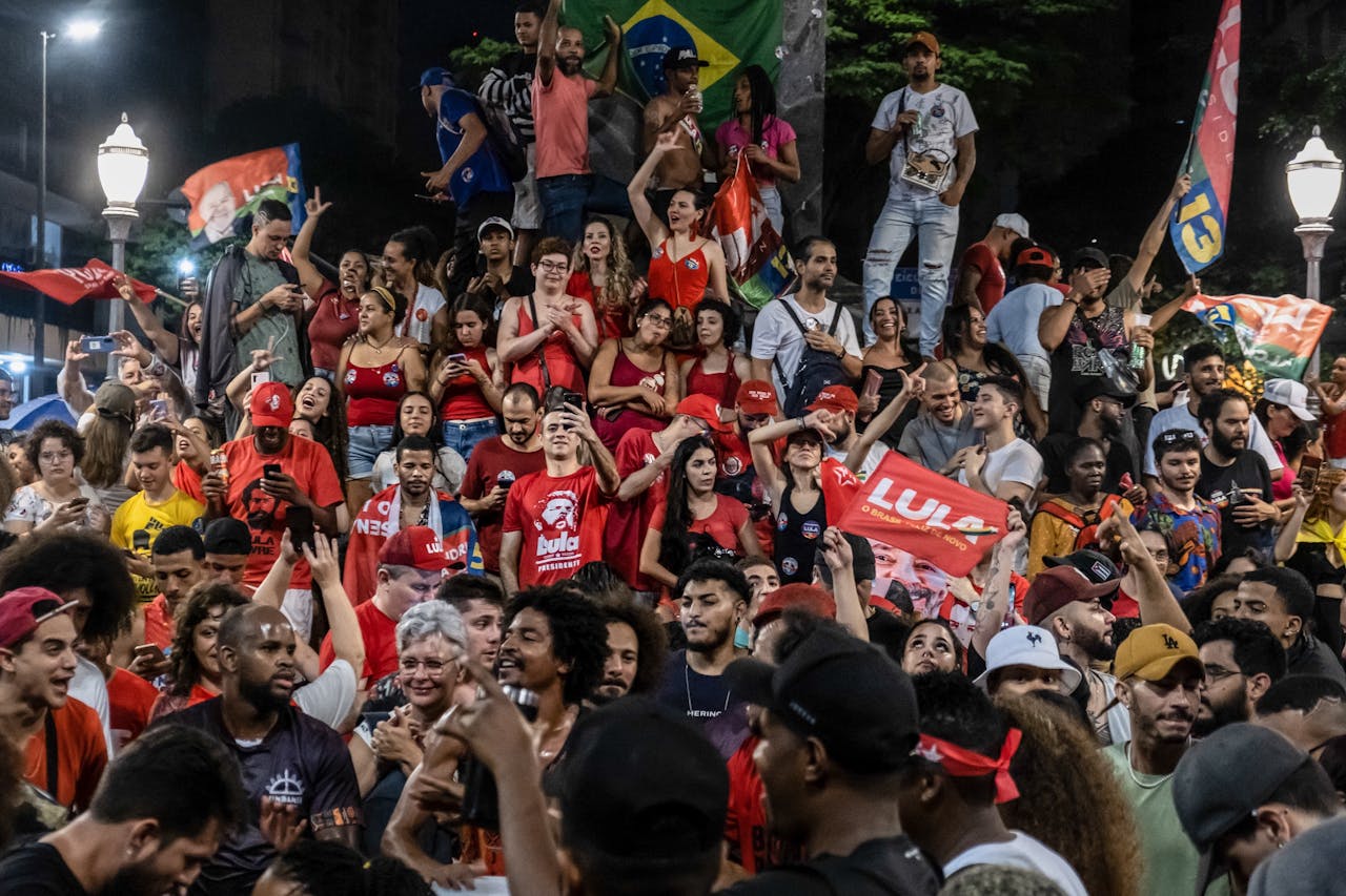 Aanhangers van Lula vieren na zijn verkiezingsoverwinning feest in de stad Belo Horizonte.