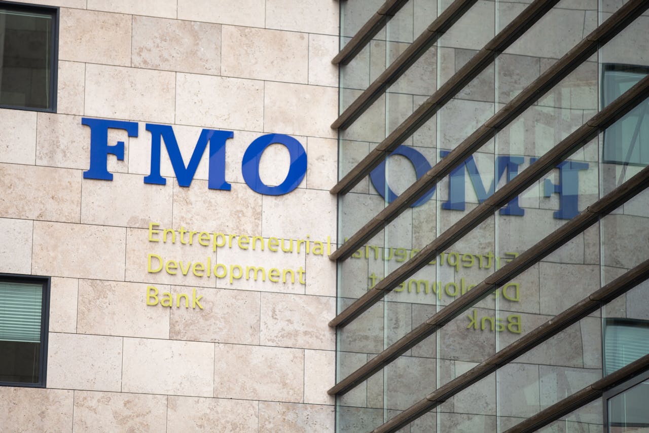 De FMO, internationaal rolmodel voor armoedebestrijding en de grootste duurzame investeerder in Afrika, kreeg in 2014 een bankvergunning.