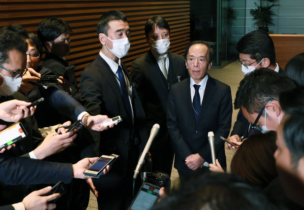 Kazuo Ueda, de nieuwe gouverneur van de BoJ, spreekt met de pers na een overleg met de premier van Japan.