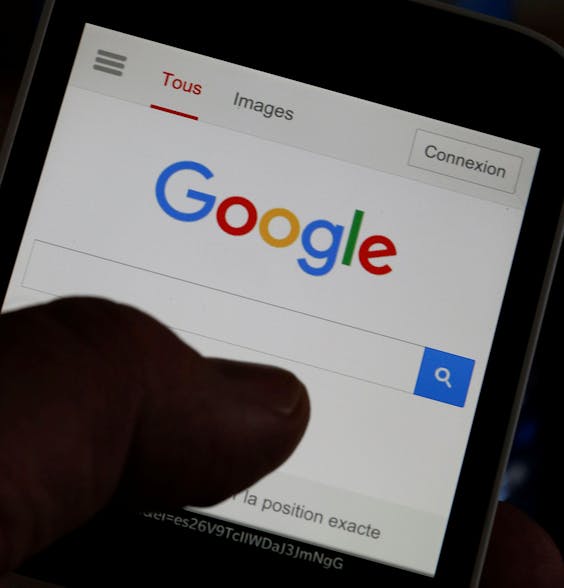 De homepagina van Google op een smartphone. De zoekgigant stopt met het scannen van de e-mails voor gepersonaliseerde advertenties in Gmail.