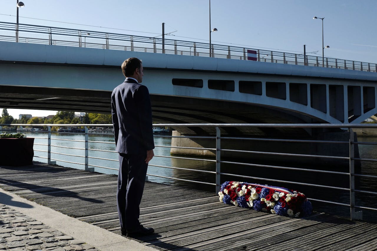 President Macron legde zaterdag een krans bij de Pont de Bezons om het politiegeweld tegen Algerijnen in Parijs te herdenken.