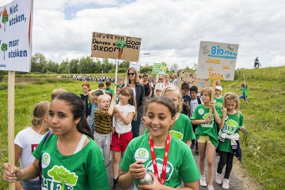 In Diemen moet de grootste biomassacentrale van het land komen, maar biomassa ligt hevig onder vuur in Nederland. In 2019 protesteerden schoolkinderen en hun ouders tegen de komst van de centrale in Diemen. Zij vinden dat biomassa niet CO₂-neutraal is. Door alle tegenstand heeft energiebedrijf Vattenfall de bouwplannen stilgelegd.