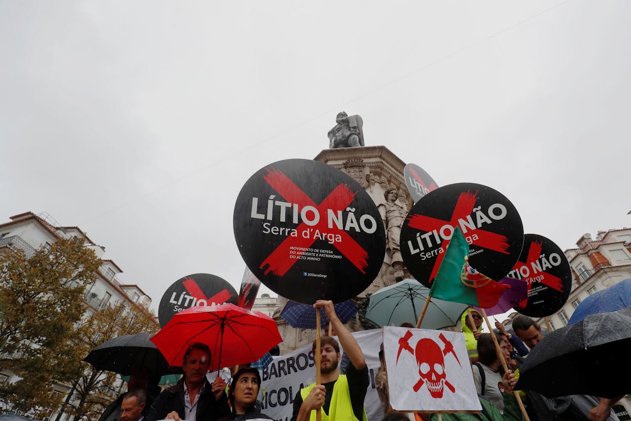 Betogers in Lissabon in september 2019 bij een manifestatie tegen lithiumwinning in Noord-Portugal.
