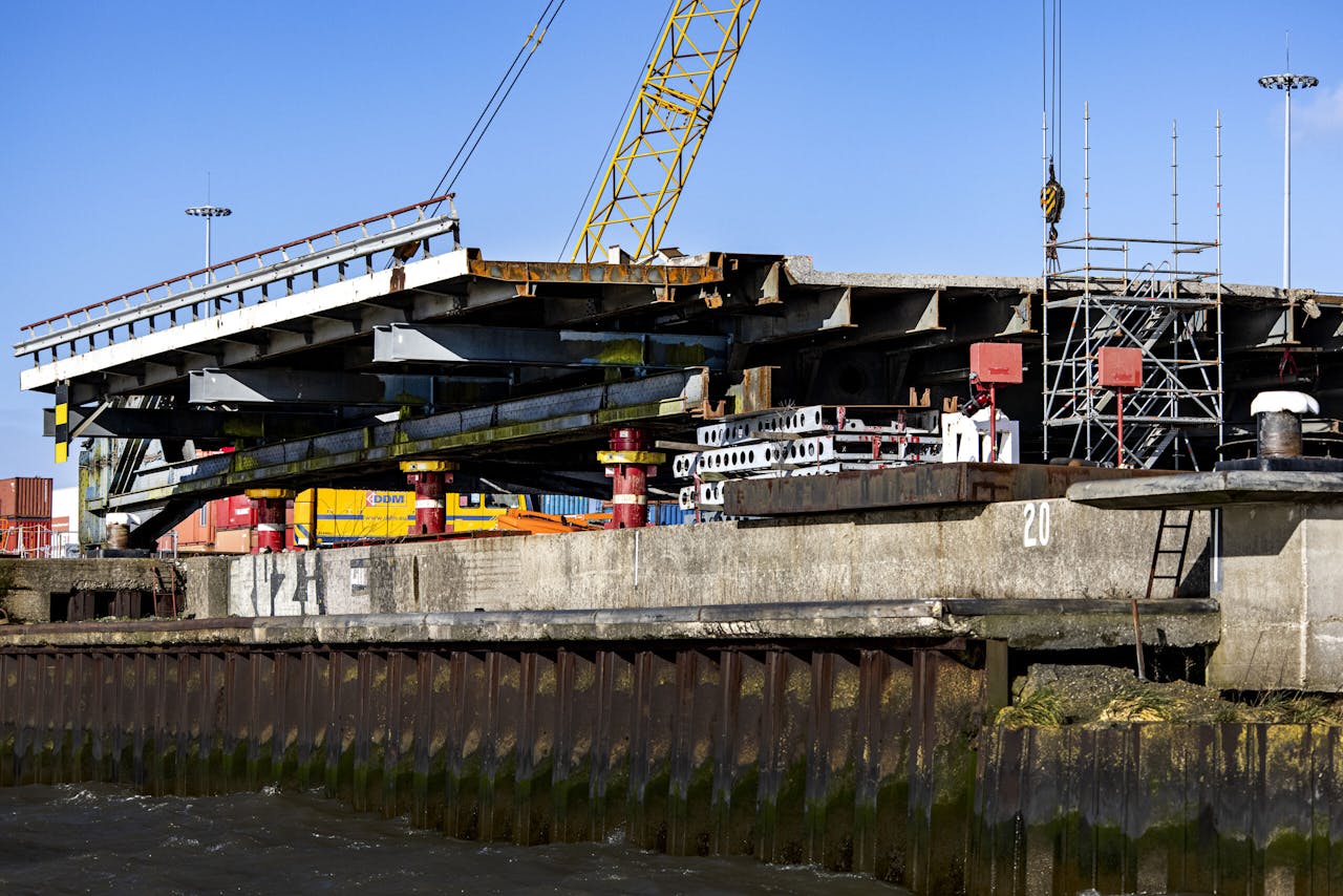 Een stuk van de boogconstructie van de Lekbrug bij Mammoet in de haven van Rotterdam.