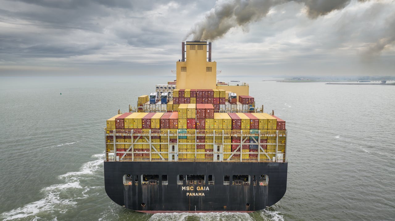 Containerschip op de Westerschelde. Rederijen die straks een EU-haven aandoen, vallen onder het Europese handelssysteem voor CO₂-rechten.