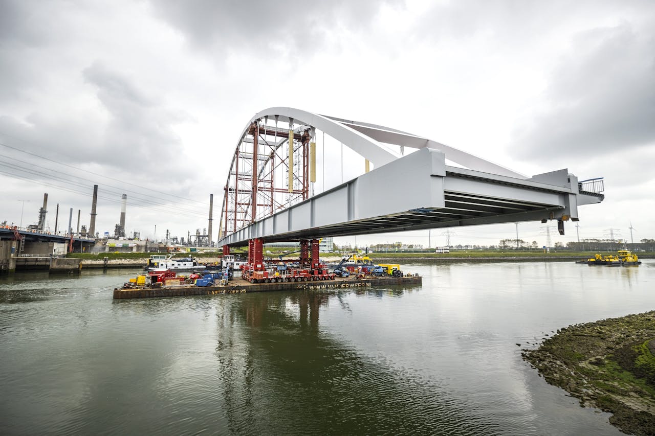 De Tijdelijke Suurhoffbrug wordt in 2021 ingevaren op zijn plek bij de Maasvlakte. De brug is zo ontworpen dat hij over tien jaar op een andere plaats opnieuw gebruikt kan worden.