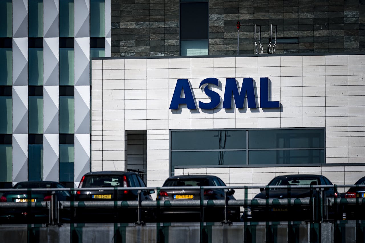 Met de EUV-machines, die louter door ASML gemaakt worden, kunnen fabrikanten de kleinste chips maken.