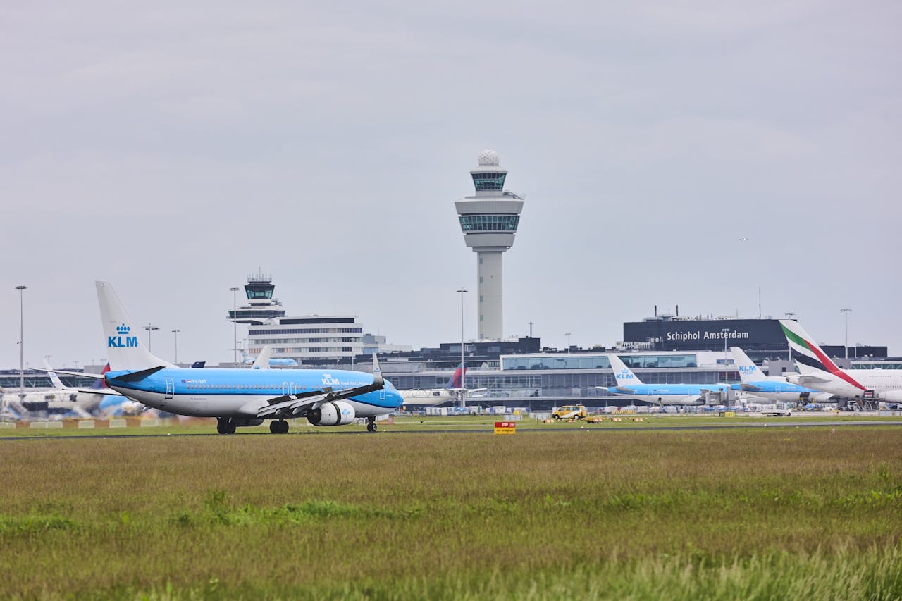 Een Boeing 737-800 van KLM landt op de luchthaven Schiphol Amsterdam.