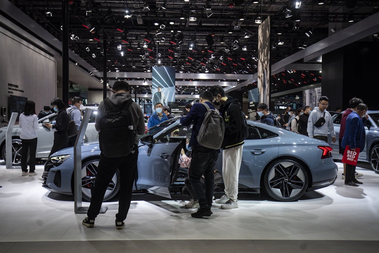 Een autoshow in Shanghai in april dit jaar. Chinese elektrische auto's zijn in trek vanwege hun prijs en functies. Consumenten vinden vooral de software beter dan bij in Europa gemaakte wagens.