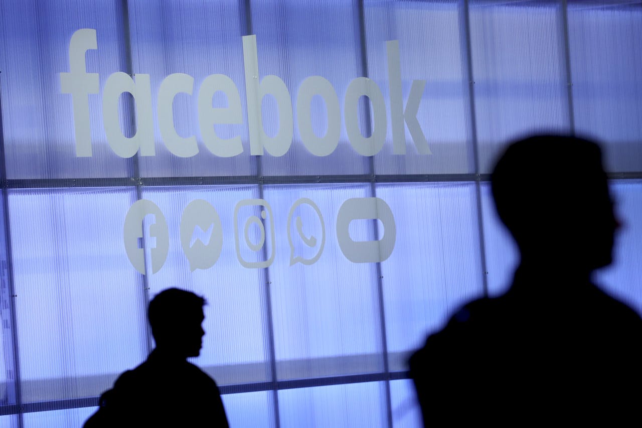 Facebook ligt onder vuur, omdat het te weinig zou doen tegen haatzaaien en het verspreiden van desinformatie. Zo'n 160 bedrijven en organisaties hebben besloten tot een advertentiestop op Facebook.