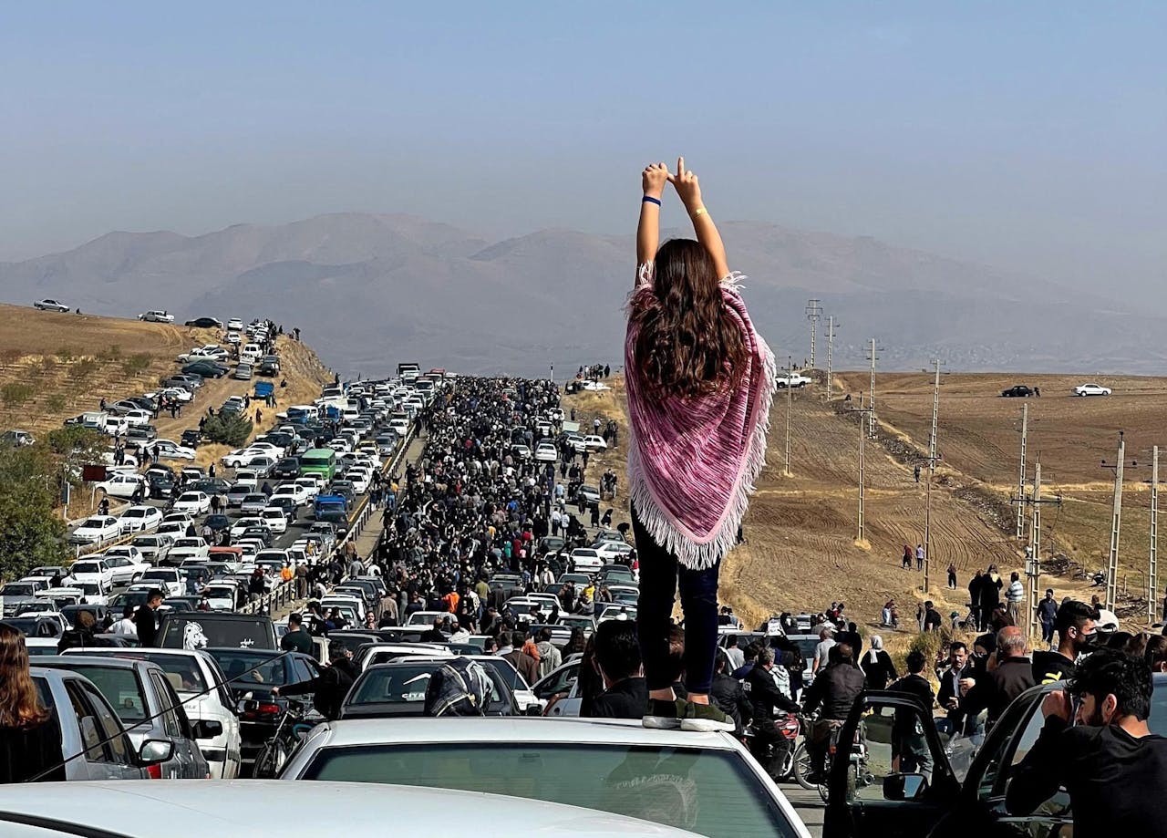 Een ongesluierde vrouw bij een protestmars in Iran in oktober.
