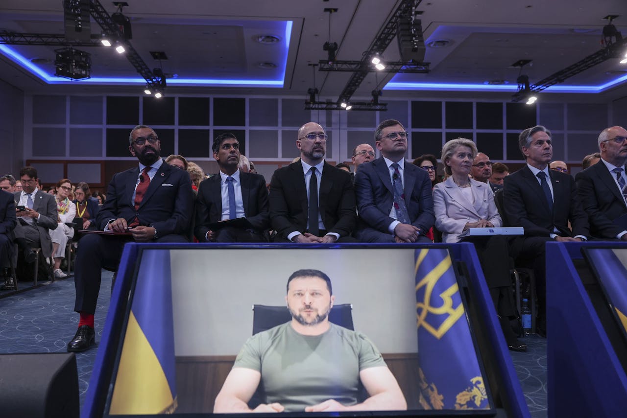 De Oekraïense president Zelensky spreekt via een videoverbinding Europese en Amerikaanse hoogwaardigheidsbekleders toe. Zij woonden woensdag een Herstelconferentie Oekraïne bij in Londen.