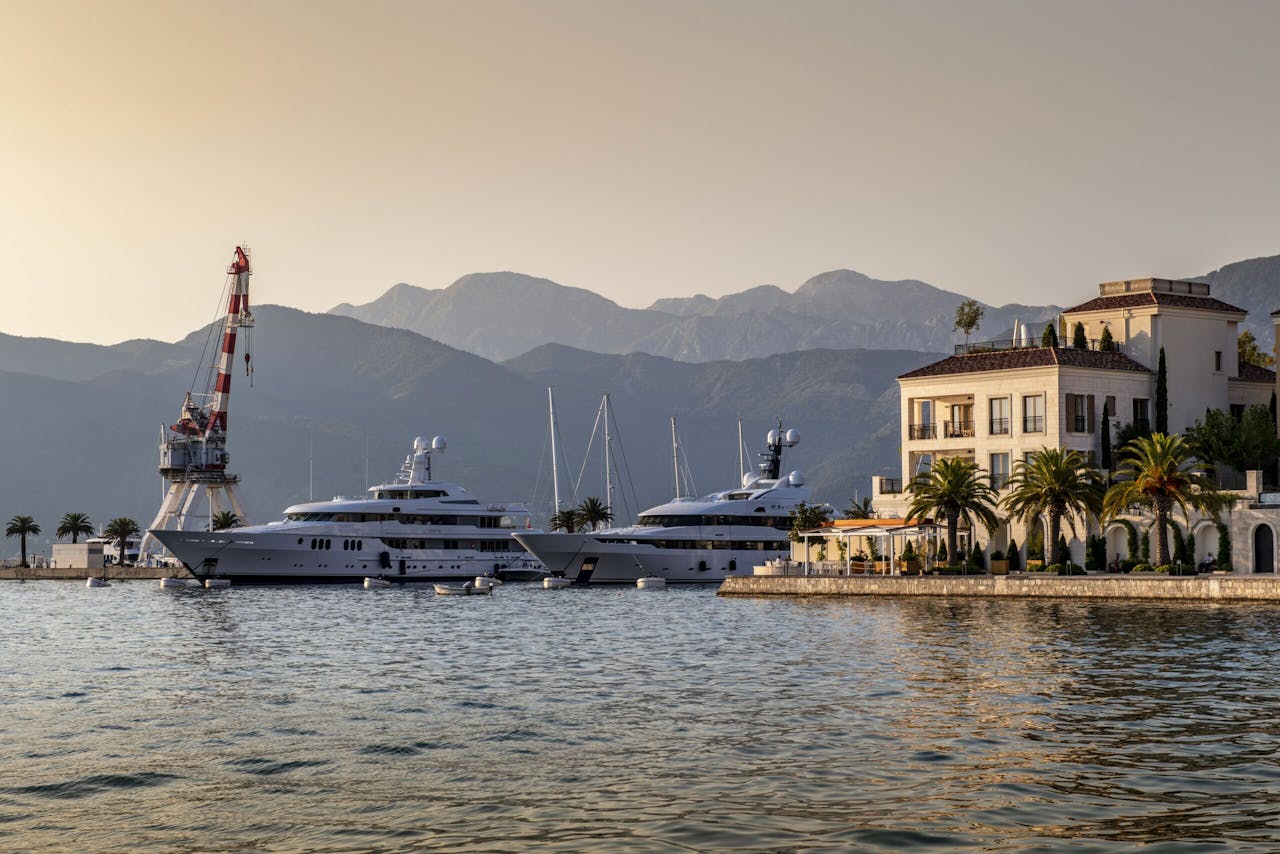 Russische luxejachten in de haven van Tivat, in Montenegro. De Russische maffia is geïnfiltreerd in Montenegro, hoort Robert Kaplan bij zijn reis langs de Adriatische kust.