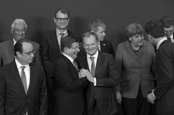 2016: de Turkse premier Ahmet Davutoglu (lachend, met bril) poseert met Europese leiders na onderhandelingen over de Turkije-deal.