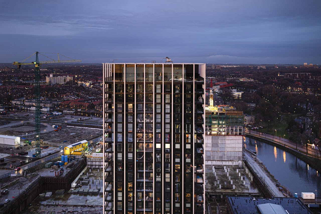 De B’Mine toren in Amsterdam. Een woontoren met huurwoningen die is gebouwd op initiatief van pensioenbelegger MN, met kapitaal van pensioenfonds PMT.