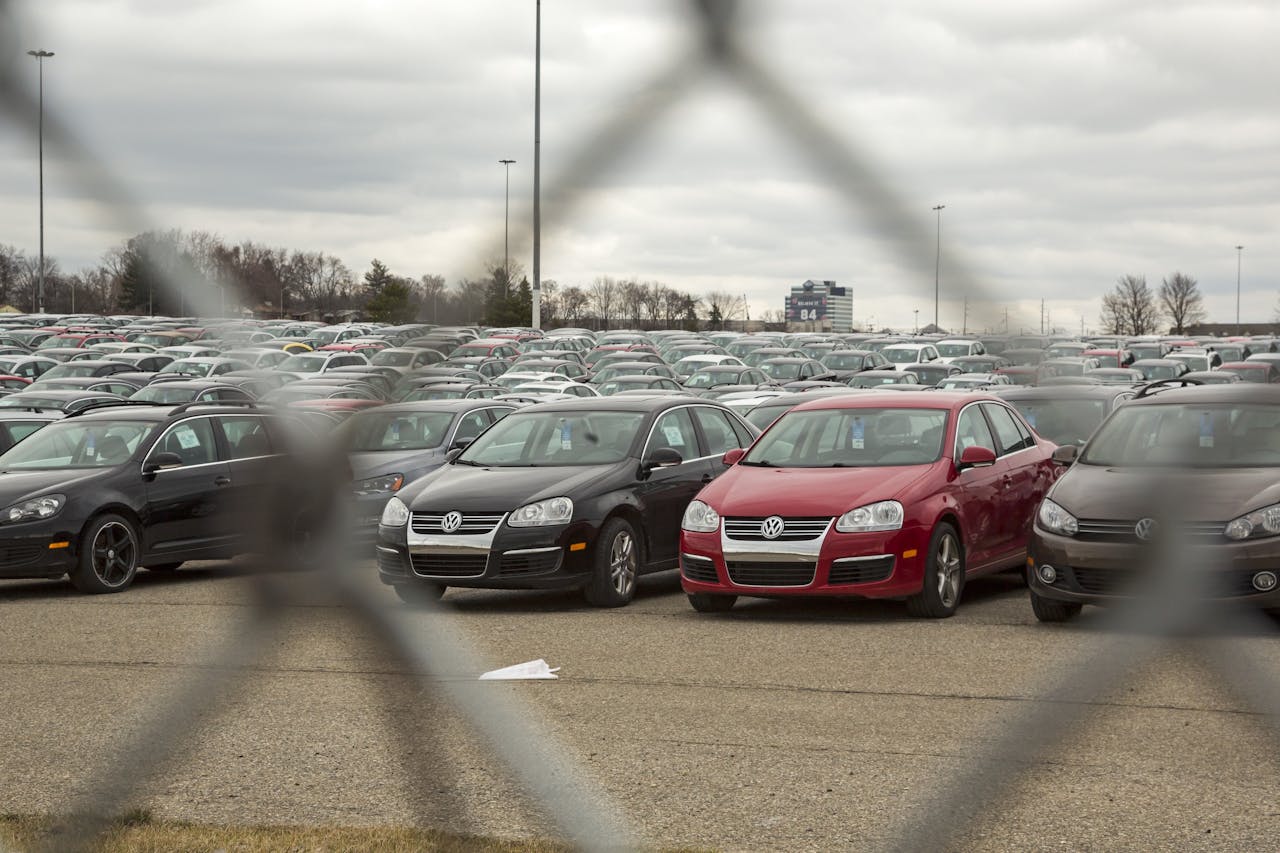 Geparkeerde Volkswagens met sjoemelsoftware in 2017 in Michigan, de Verenigde Staten. Ze staan er in afwachting van reparatie.