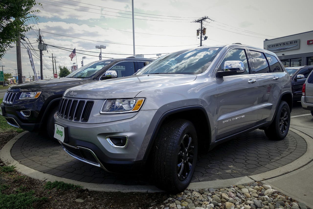 De Nederlandse staat heeft aangifte gedaan tegen autofabrikant Stellantis vanwege gesjoemel met de uitstoot van de Jeep Grand Cherokee.