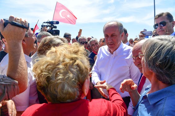 Muharrem Ince, oppositieleider en presidentskandidaat voor de sociaaldemocratische partij CHP, schudt etnische Turken de hand tijdens een bezoek deze week aan de noord-Griekse stad Komotini.