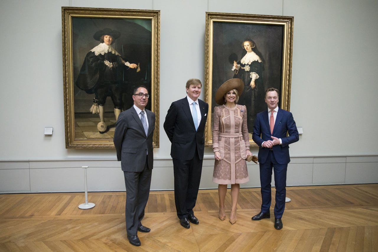 Het koningspaar poseert te midden van Wim Pijbes (r.) en de directeur van het Louvre Jean-Luc Martinez (l.) voor de twee Rembrandt-portretten.