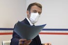 Macron opent verkiezingscampagne met aanval op antivaxers