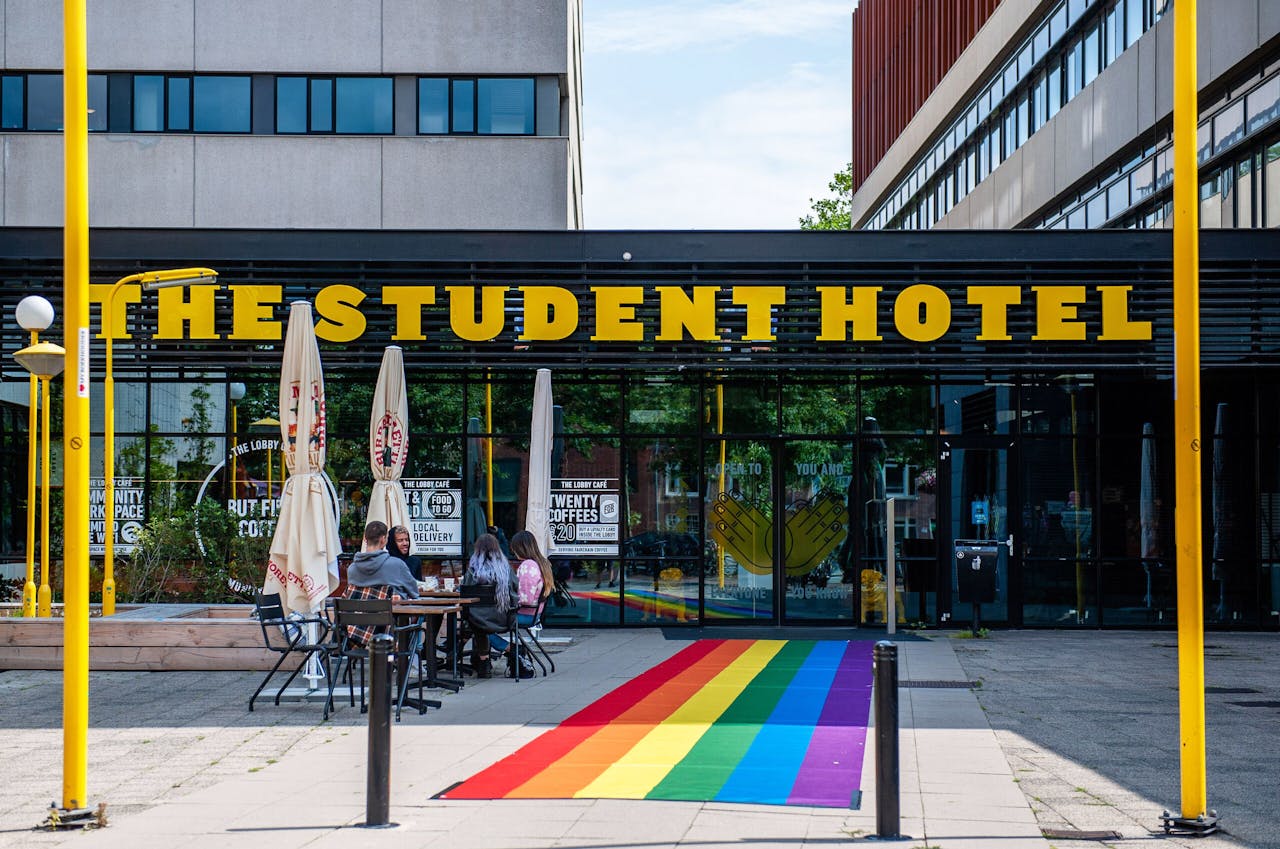 Een van de vestigingen van het Student Hotel werd dit jaar ter gelegenheid van de 'Pride Amsterdam' omgedoopt tot Pride Hotel.