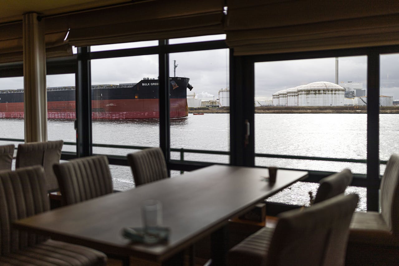De bedrijfsbar van Maza langs het Noordzeekanaal in Zaandam. Met op de achtergrond de Petroleumhaven in Amsterdam.