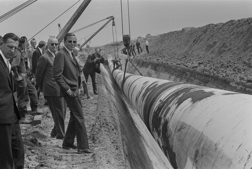 Prins Claus bezoekt in 1967 de aanleg van de NAM-hoofdtransportleiding in het Drentse Wijster.