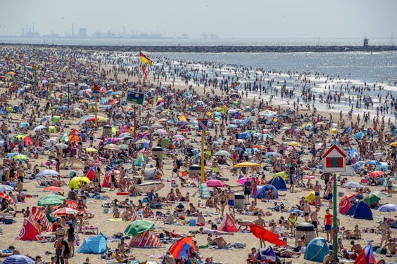 Drukte vrijdag op het strand van Scheveningen. 'Kom niet meer', smeekten de autoriteiten.