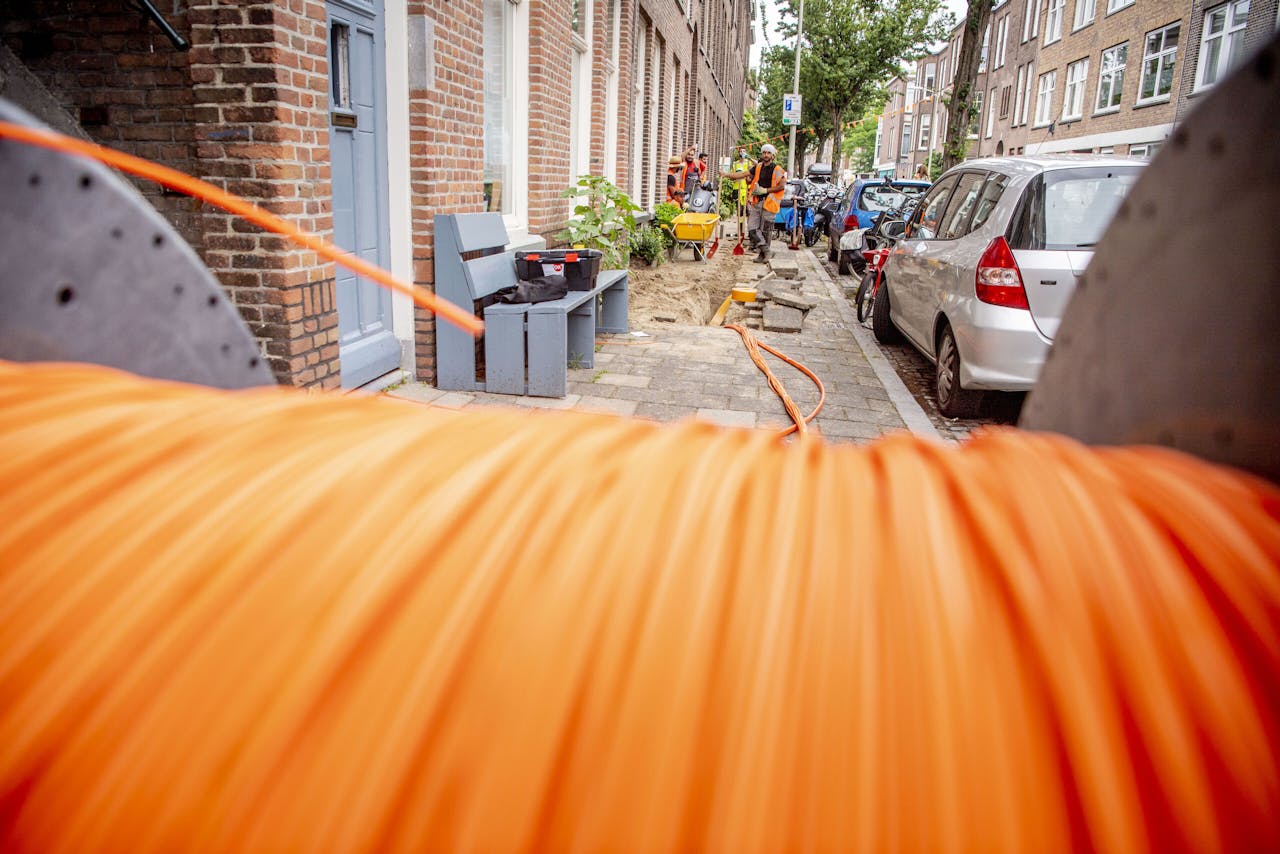 De aanleg van glasvezel voor KPN. Delta wil zijn eigen netwerk flink uitbreiden en biedt daarbij sneller internet dan de concurrent.