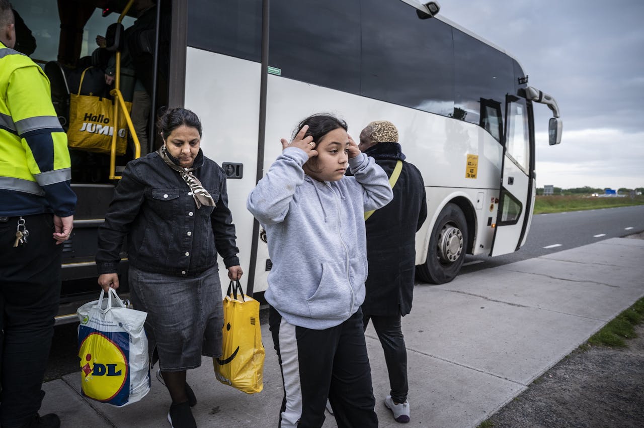 Vluchtelingen komen aan in Ter Apel.