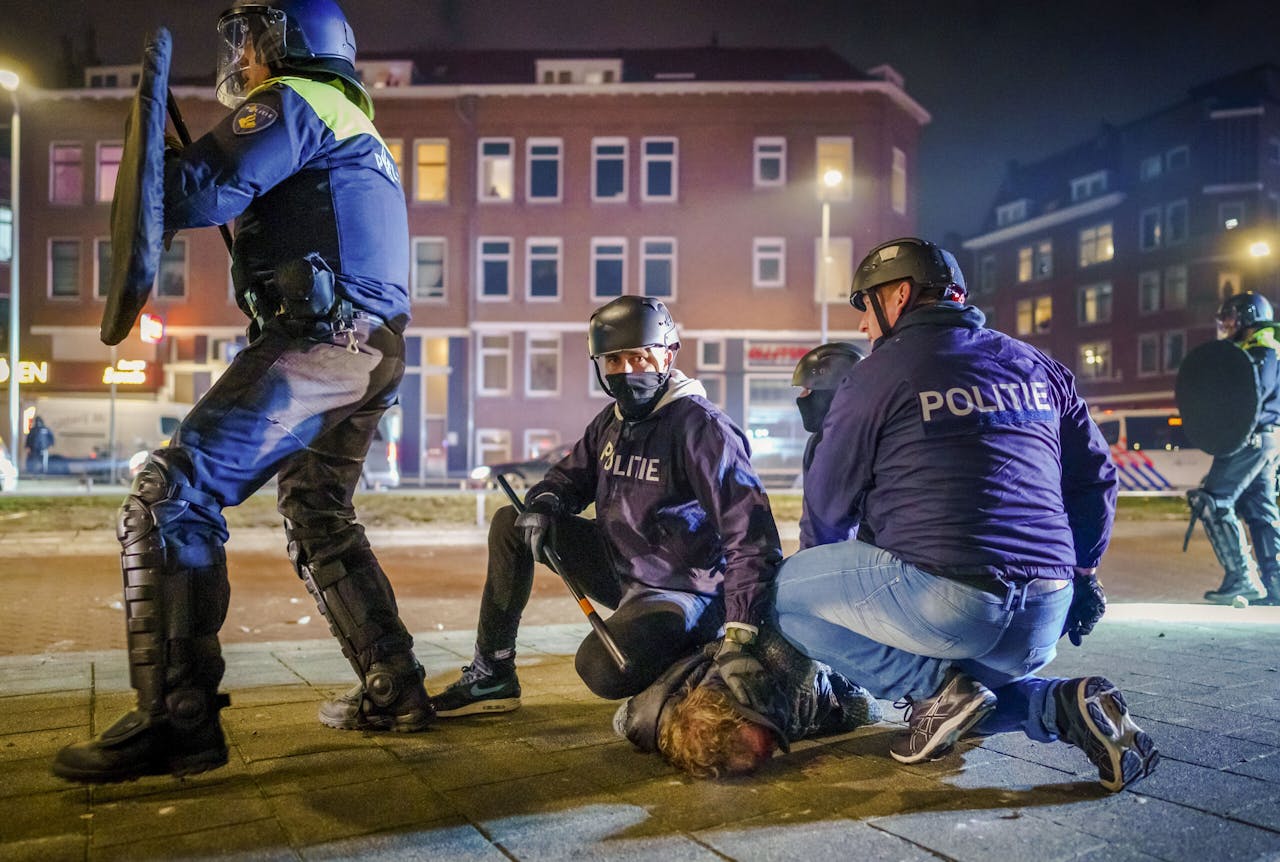 Politie arresteert maandagavond een man bij rellen in Rotterdam-Zuid. Betrokkenheid bij rellen is niet zomaar een grond voor ontslag door de werkgever.