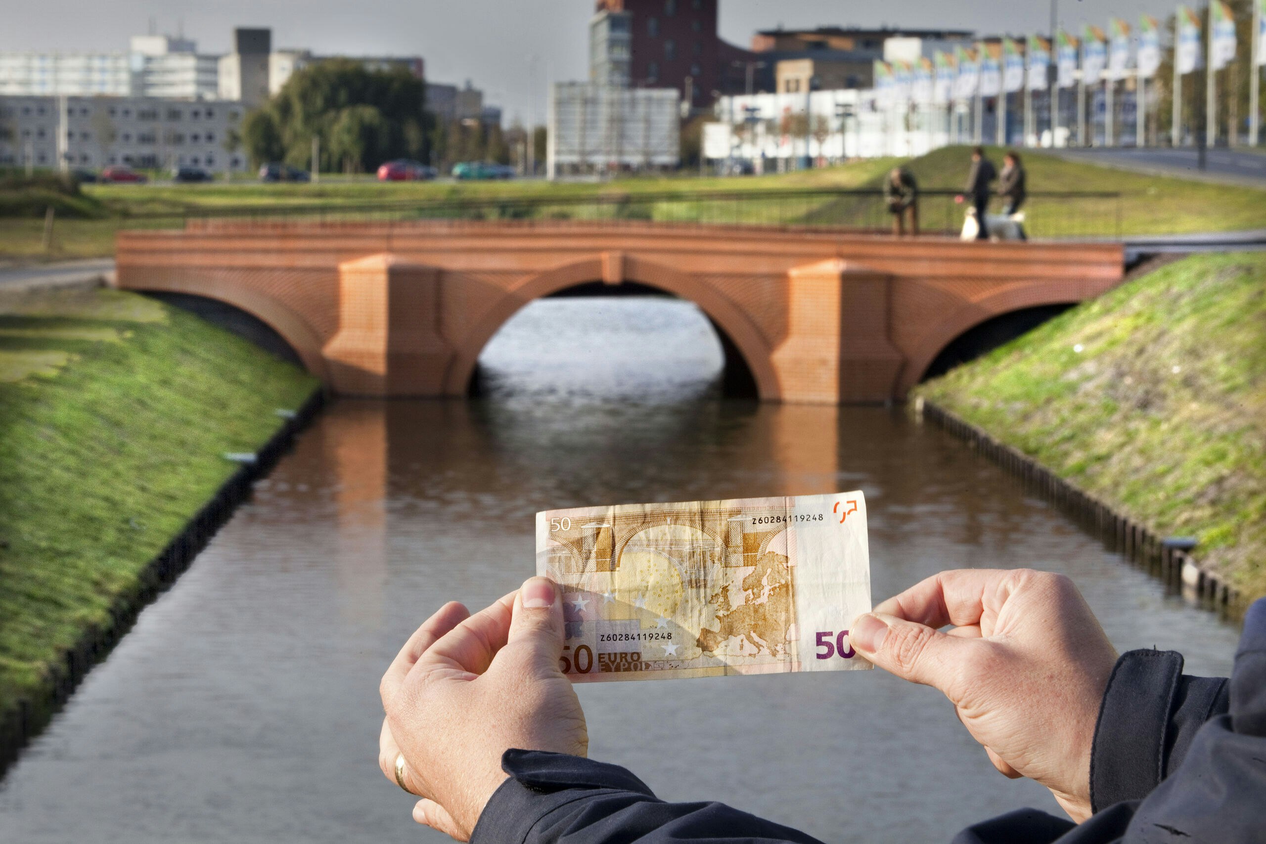 De bruggen op de zeven eurobiljetten zijn fictief, maar Spijkenisse bouwde de bruggen tussen 2011 en 2013 na.