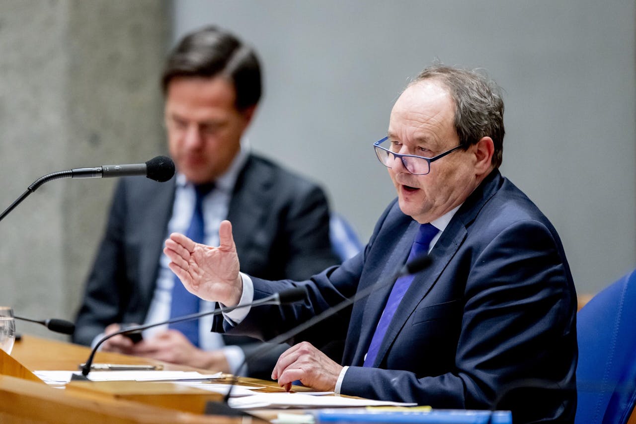 Staatssecretaris Hans Vijlbrief (voorgrond) woensdag tijdens het gasdebat in de Tweede Kamer. Ook premier Mark Rutte schoof aan.