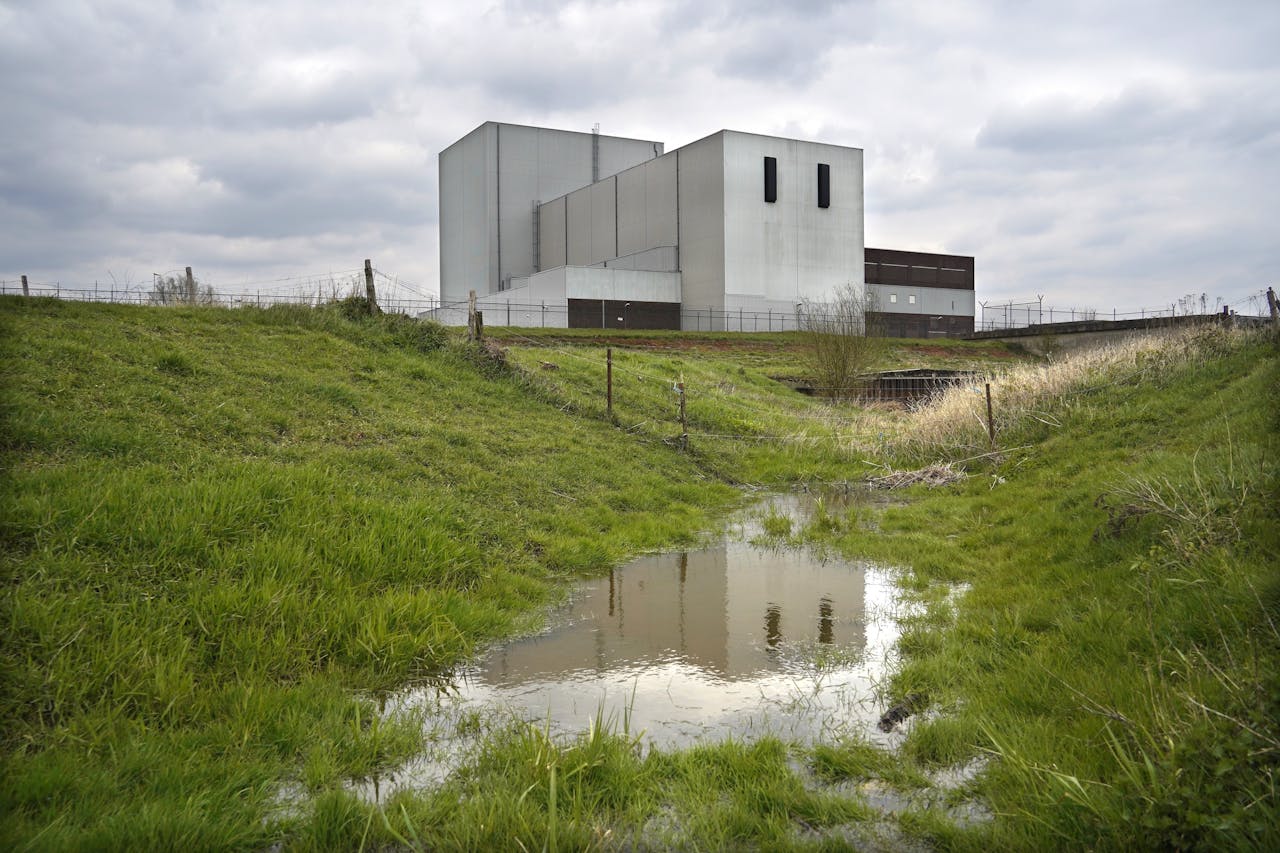 De kernreactor in Dodewaard is gesloten sinds 1997. Hij is inmiddels 'veilig ingesloten', waardoor de radioactiviteit binnen wordt gehouden. De sloop staat gepland voor 2045, maar er is niet genoeg geld.