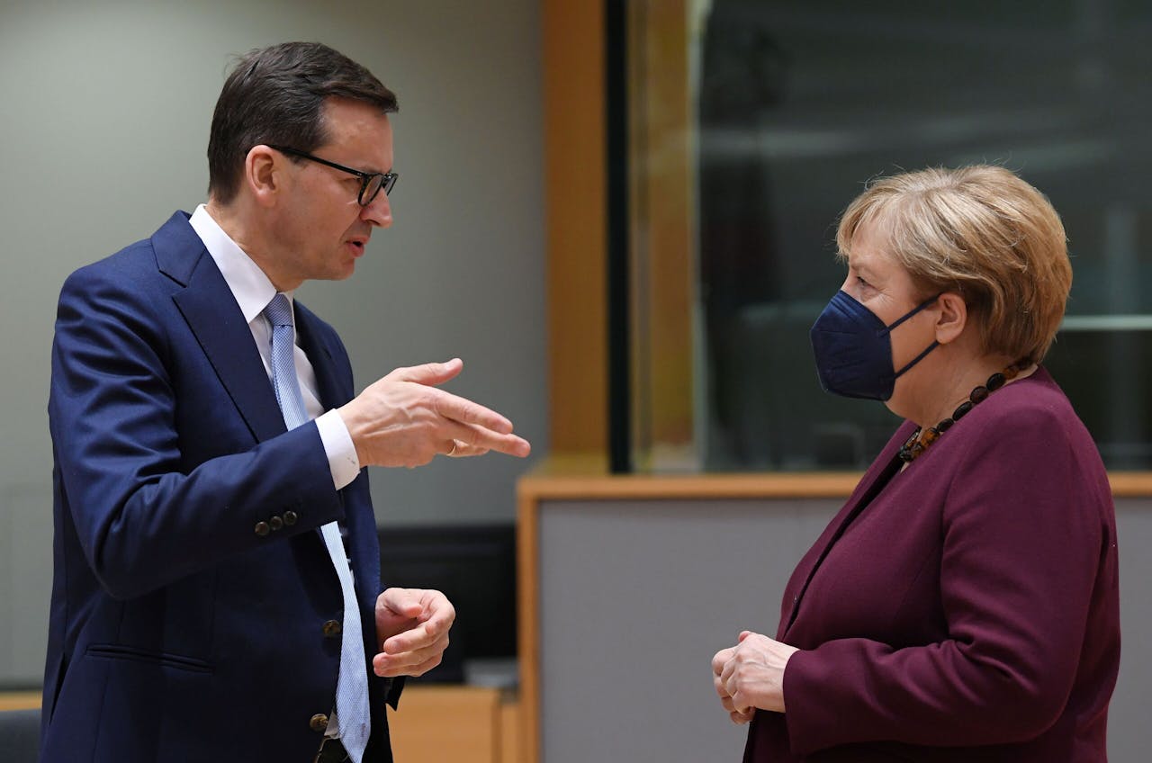De Poolse premier Morawiecki legt het de Duitse bondskanselier Angela Merkel nog eens uit bij haar laatste Europese top, op 21 en 22 oktober in Brussel.