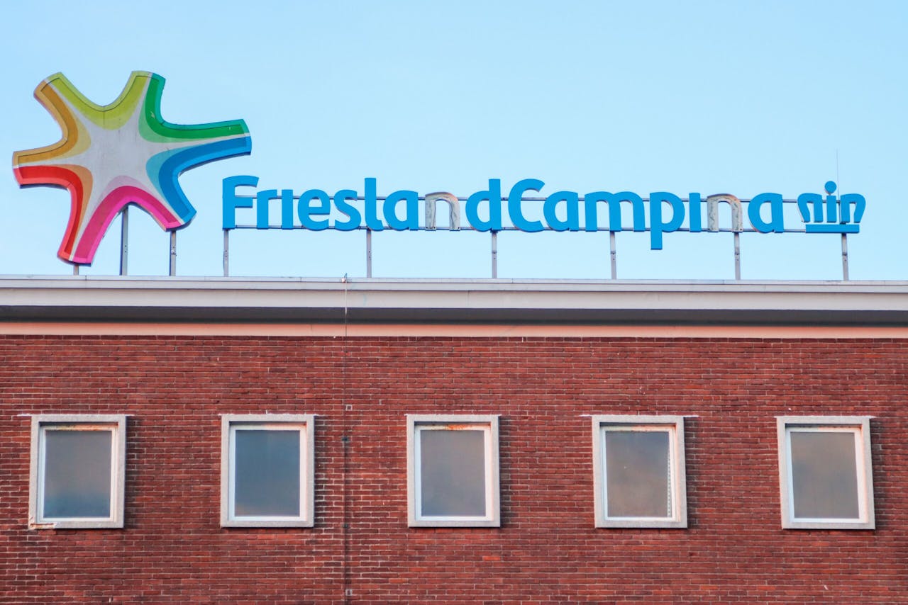 Het logo van FrieslandCampina op het dak van een zuivelfabriek in Leeuwarden.
