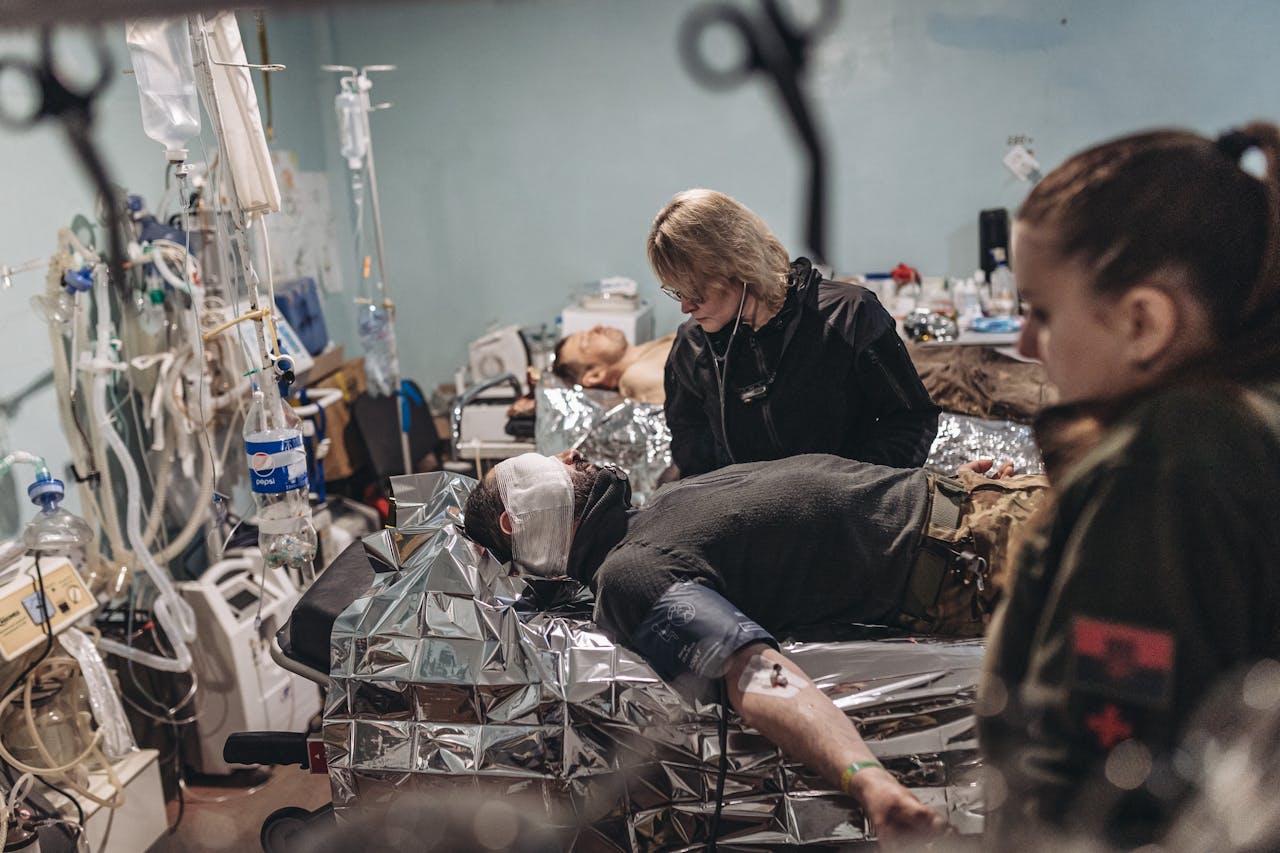 Een gewonde man wordt behandeld in een ziekenhuis in Oekraïne.