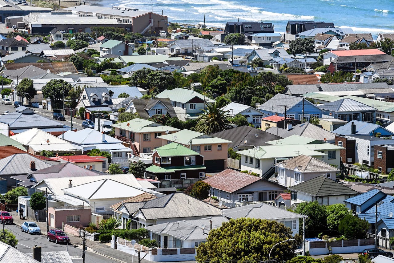Lyall Bay, een populaire voorstad van Wellington in Nieuw-Zeeland. De huizenprijzen zijn in het land zeer sterk opgelopen, mede door de extreem lage rente in de afgelopen jaren.
