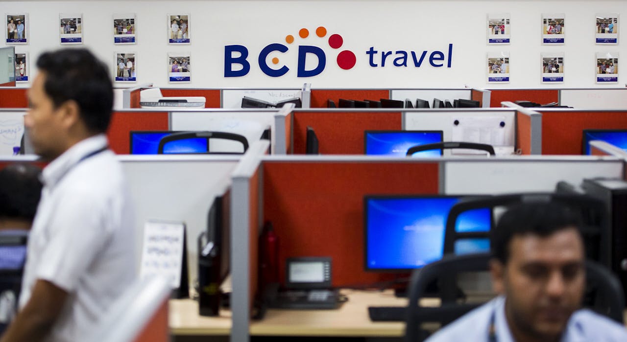 Medewerkers aan het werk bij het callcenter in India van het Nederlandse reisconcern BCD Travel.
