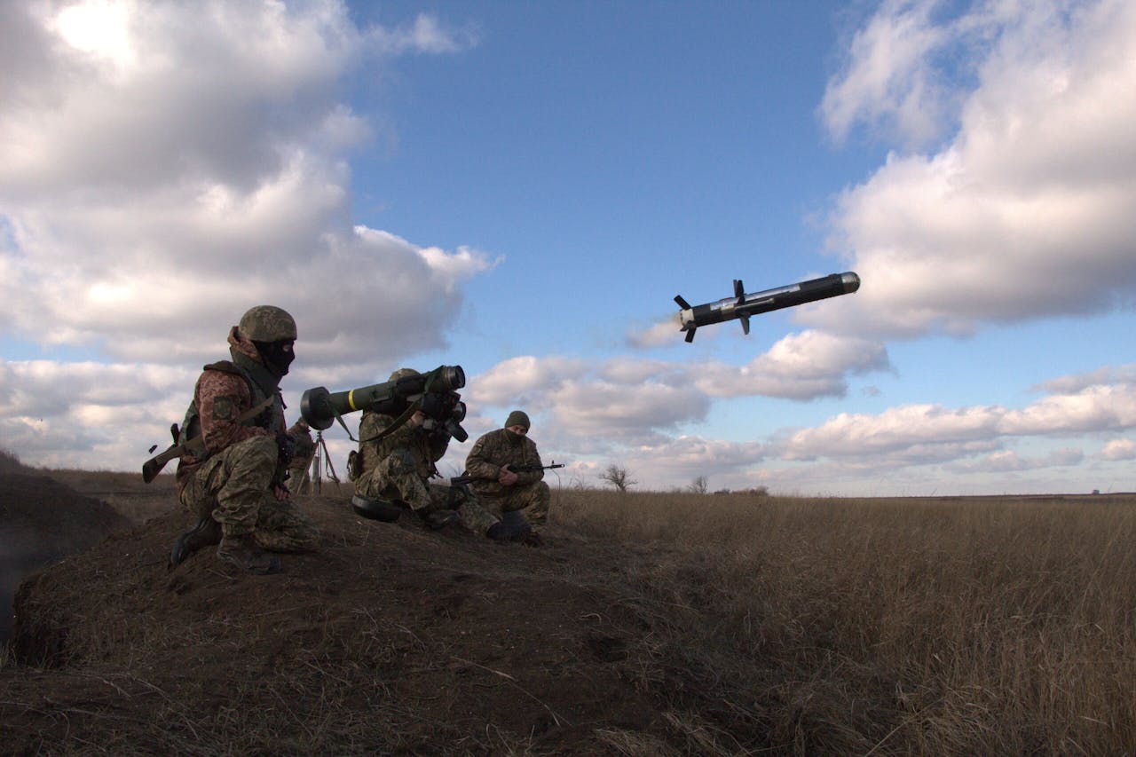Oekraïense militairen oefenen met een Amerikaanse Javelin-antitankraket.