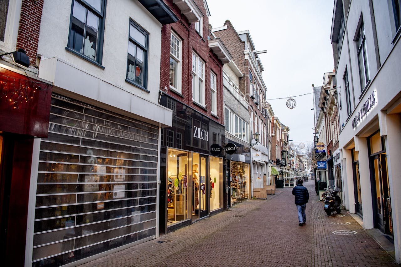 Lege winkelstraat in Alkmaar op dinsdag 11 januari. Na bijna twee jaar coronacrisis zijn veel mkb-bedrijven in getroffen sectoren, zoals de reisbranche, retail en horeca, door hun reserves heen.