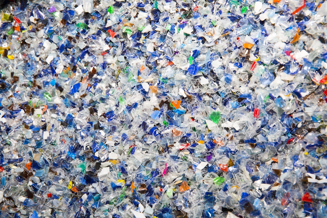 Vanaf 2030 moeten alle plastic verpakkingen in de Europese Unie een minimumhoeveelheid gerecycled materiaal bevatten. Het plan is om nieuw plastic extra te belasten.