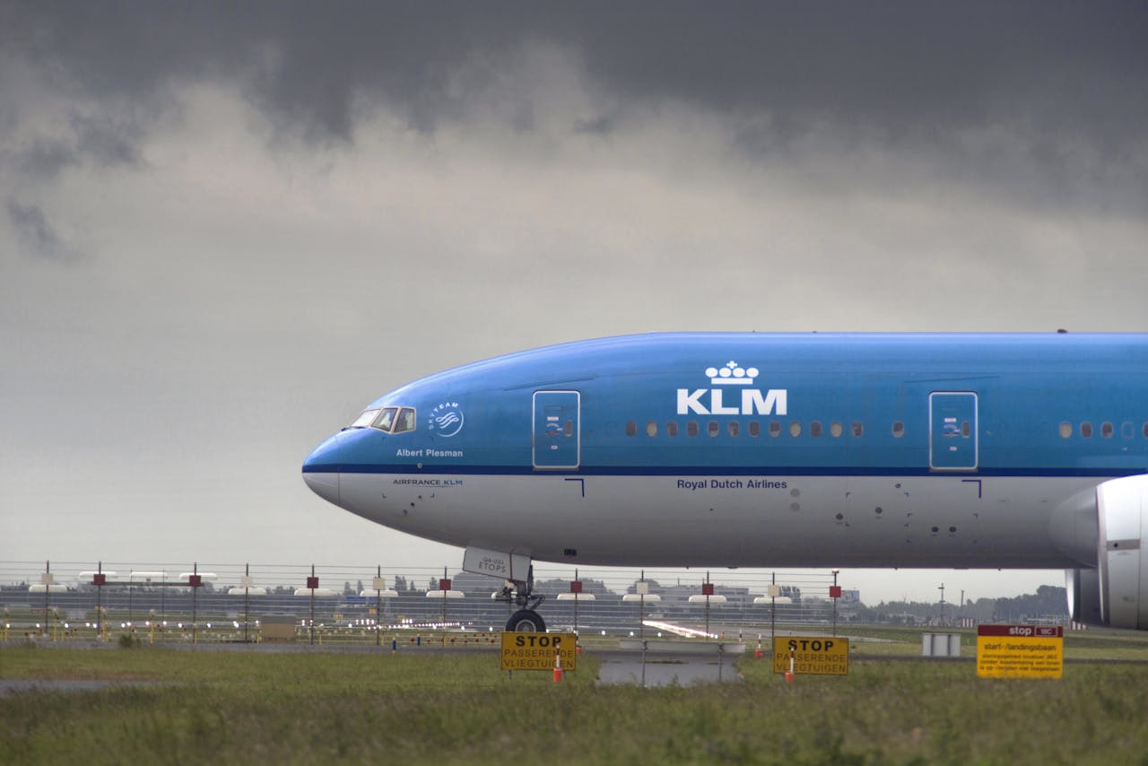 Een vliegtuig van KLM taxiet naar de Zwanenburgbaan op Schiphol. Tijdens het taxiën komen grote hoeveelheden zeer zorgwekkende stoffen vrij die buiten de milieuwetgeving vallen.