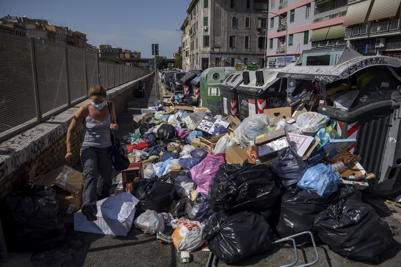 De afvalchaos kost Romeinse burgers zo’n €180 mln per jaar. Het zero-wasteplan van voormalig Vijfsterrenburgemeester Virginia Raggi eindigde volgens dagblad Il Foglio ‘nagenoeg in een gezondheidsnoodsituatie’.