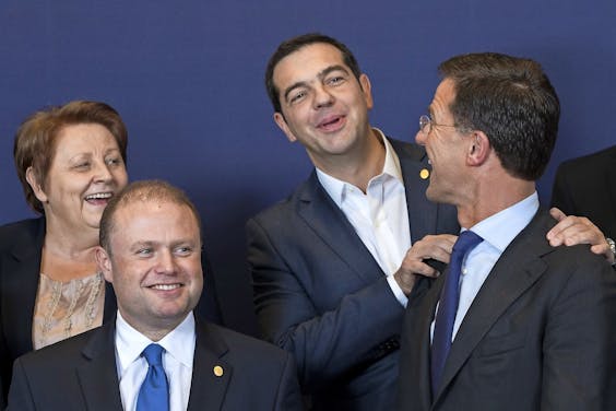 Van links naar rechts: Letse premier Laimdota Straujuma, Maltese premier Joseph Muscat, Griekse premier Alexis Tsipras en Mark Rutte
