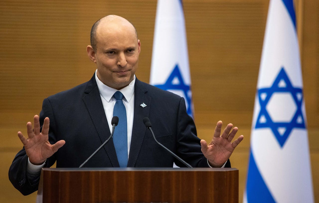 Regeringsleider Naftali Bennett maakt bekend dat minister van buitenlandse zaken Yair Lapid 'binnenkort' het premierschap van hem zal overnemen.